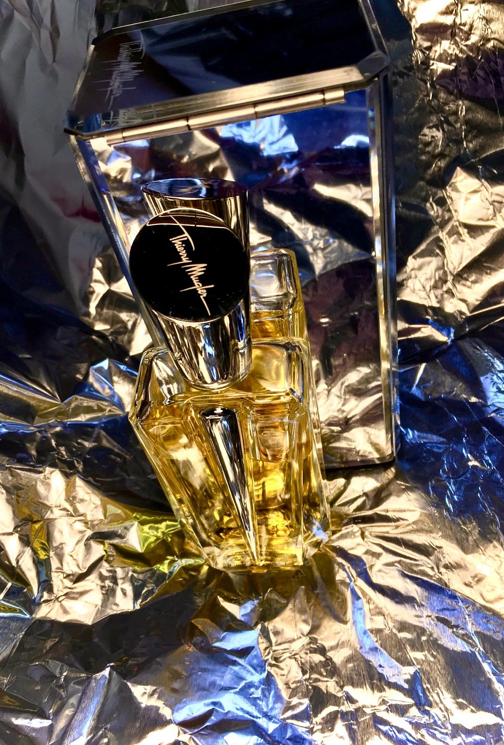 Mugler A Travers Le Miroir