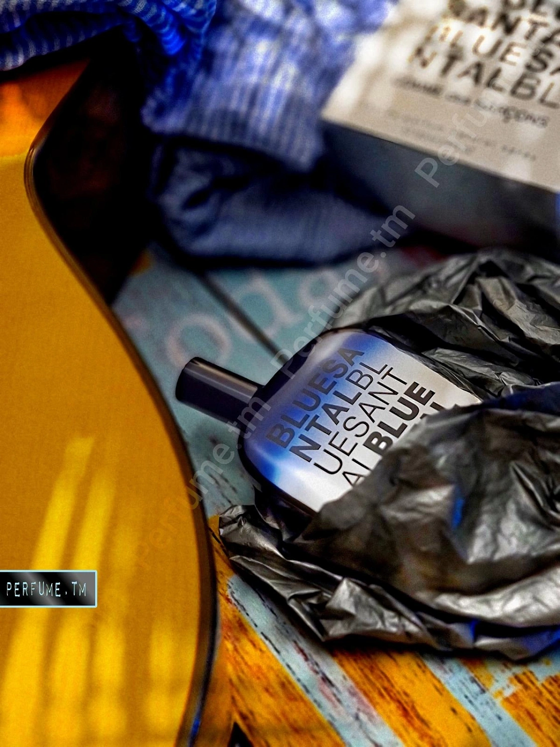 Comme des Garçons Blue Santal