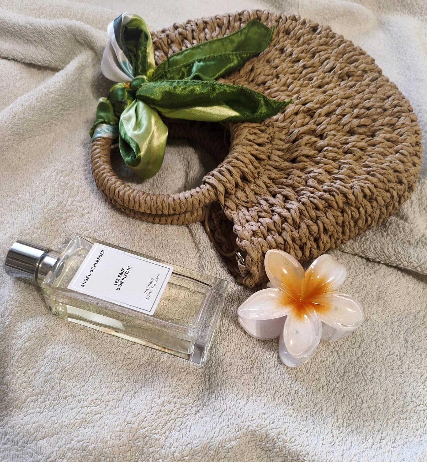 Angel Schlesser Intimate White Flowers